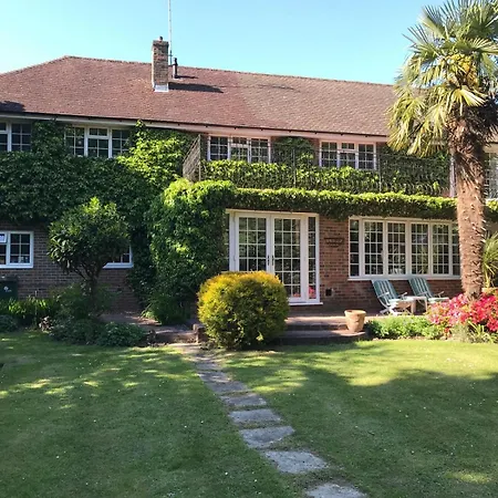 Tanglewood Gatwick Bed & Breakfast-3