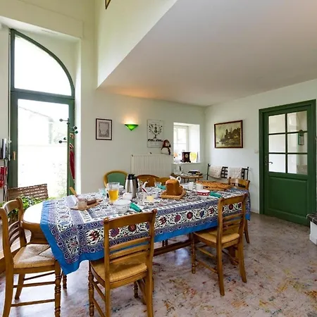Jolie vache déguisée en fleurs, chambre d'hôte à Soulosse-3
