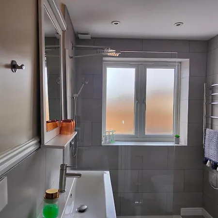 Clifton House O2 & Excel Rooms With Private Bathroom And Breakfast Option-2