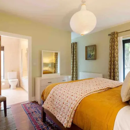 Spectacular 2 Bedroom Apartment With Sunny Garden & Terrace-3