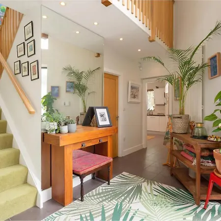 Spectacular 2 Bedroom Apartment With Sunny Garden & Terrace-2