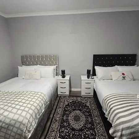 Heathrow Roomzzzz Bnb-3