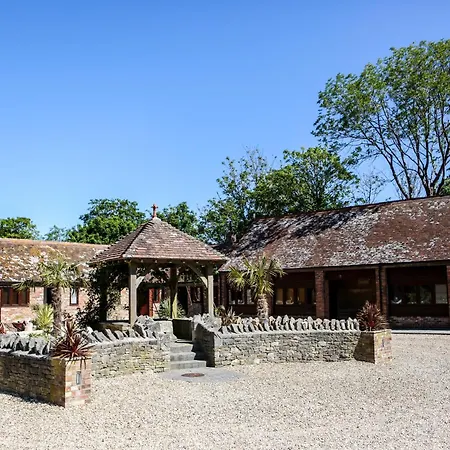 Kingston Country Courtyard-3