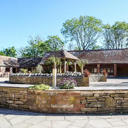 Kingston Country Courtyard-2