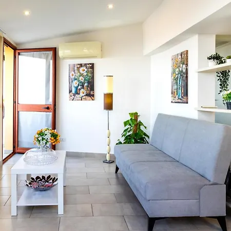 Tauromenion Guest House-3