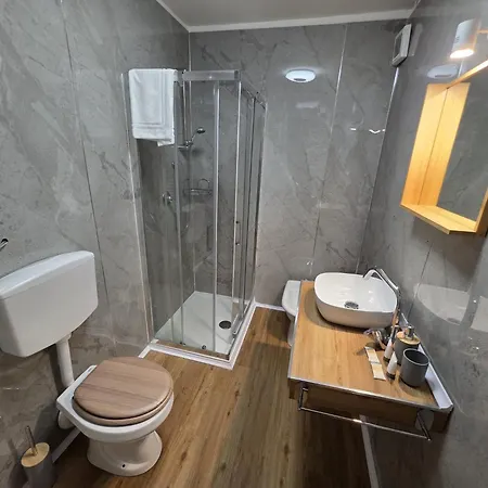 Vanzi Rooms-3
