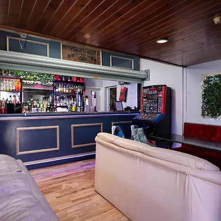 100 Pipers Hotel-2