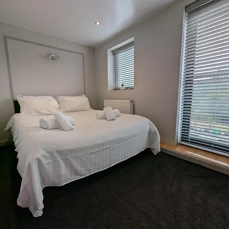 Casa Brighouse-2