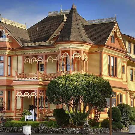 Gingerbread Mansion-3