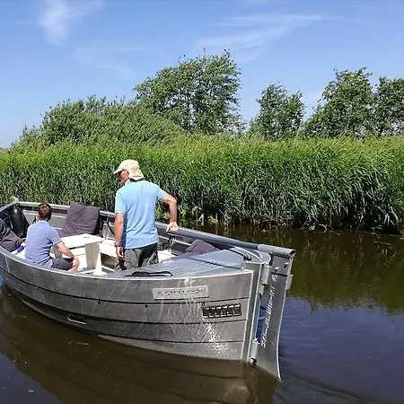 b&b het Herenhuys aan de historische gracht van Kollum-2