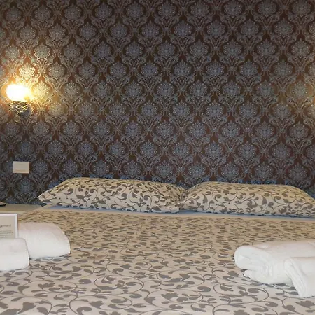 Dante Rooms And Apartment-2
