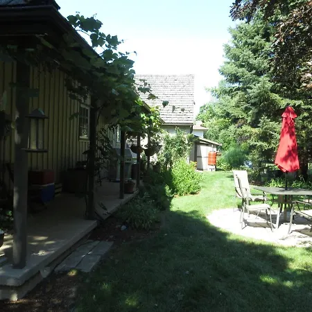 Cedar Gables Bed & Breakfast-2