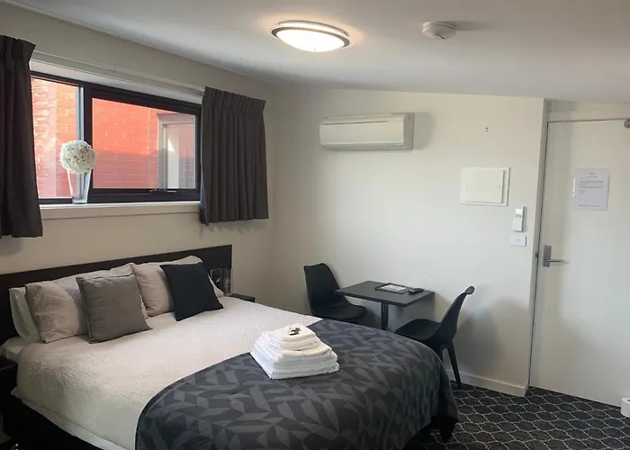 Queens Arms Hotel