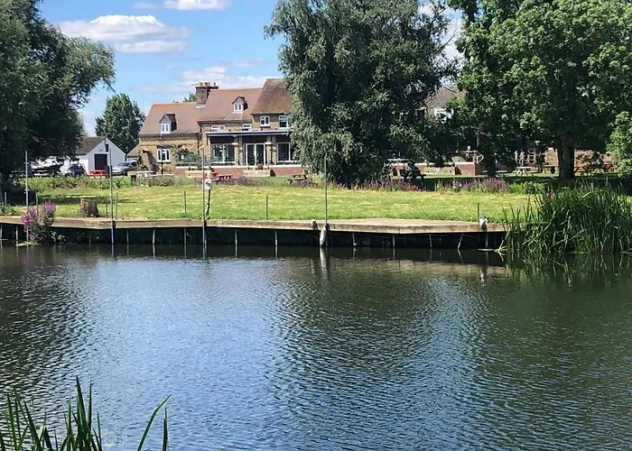 Pike & Eel Hotel And Marina