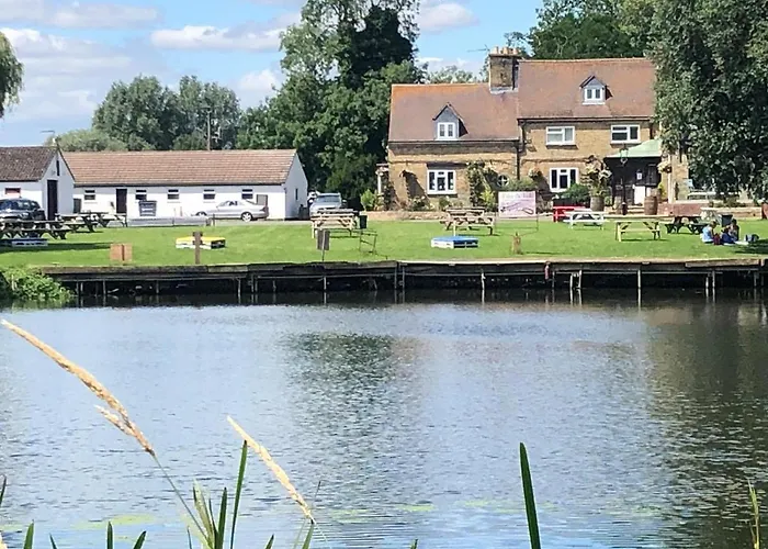 Pike & Eel Hotel And Marina