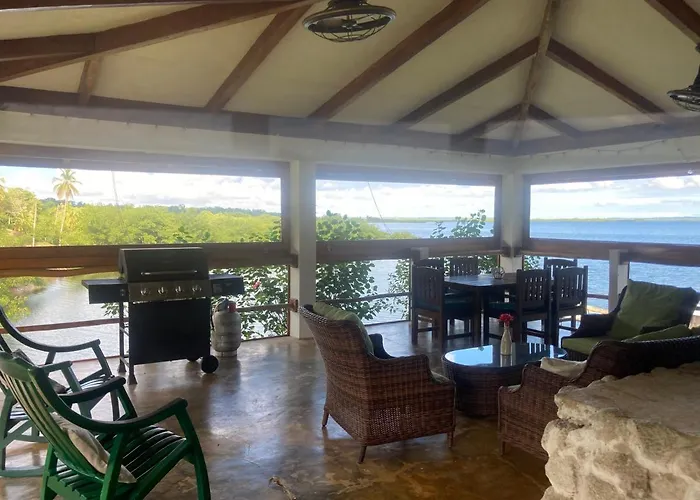 Dolphin Bay Hideaway Bed & Breakfast Bocas del Toro