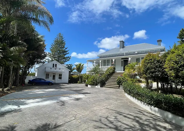 Western Springs Villa To Auckland Central Heritage Villa