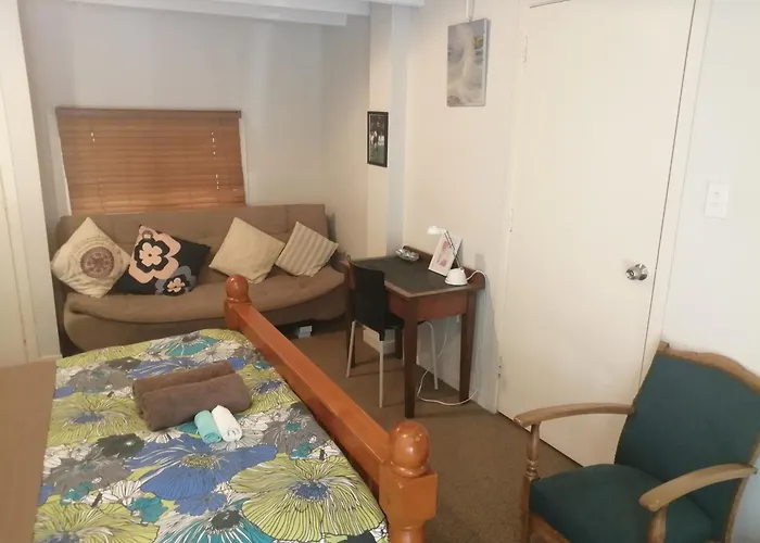 1 Queen Bed And 1 Sofa Bed, Studio B, 25 Glenfell Place, Epsom, Auckland
