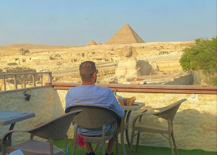 Seven Pyramids View Inn - Rooftop Breakfast