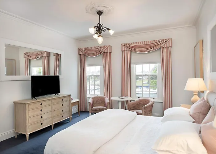 Oscars Waterfront Boutique Hotel