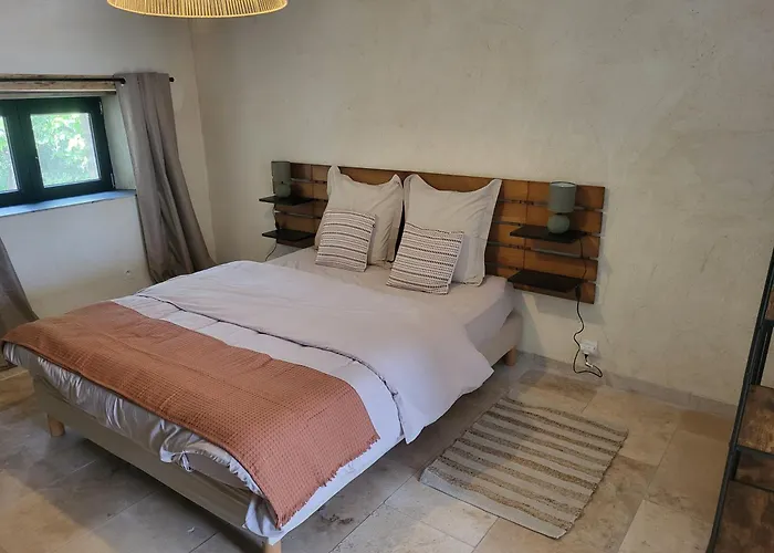 Bastide De La Madeleine Bed and Breakfast Pougnadoresse