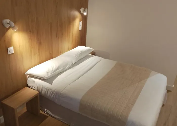 Chez Yves , 200 m du canal , 7 min de Golfech , parking privé et gratuit , rangement vélo fermés Pommevic