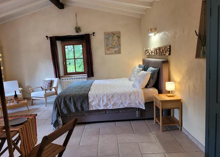 Chez Berger, ruime 2 persoonskamer met kingsize bed Flaugnac