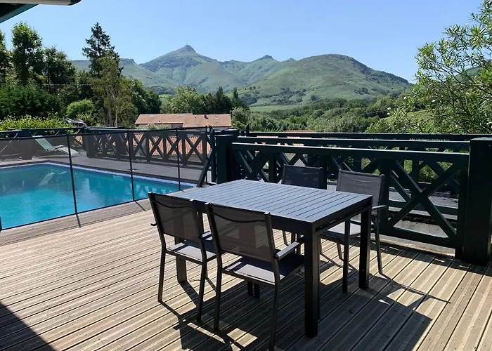 Villa Ongizatea au calme avec piscine et vue montagne Urrugne