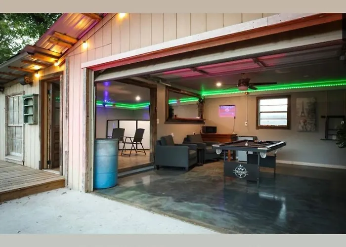 Toes Up Resort New Braunfels