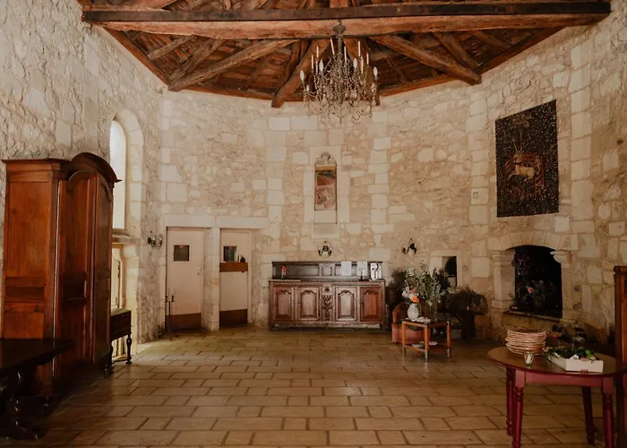 Chateau De La Vieille Chapelle Lugon et l'Ile du Carney
