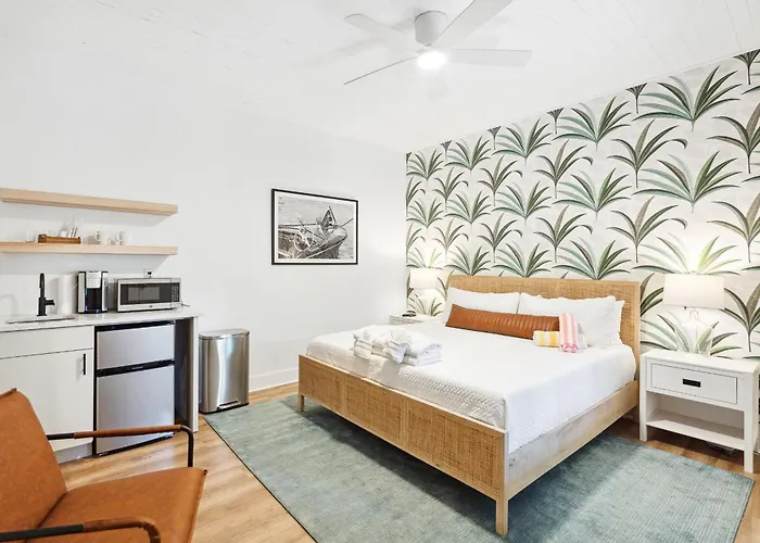 Folliday Inn - The Ariston - Room 34