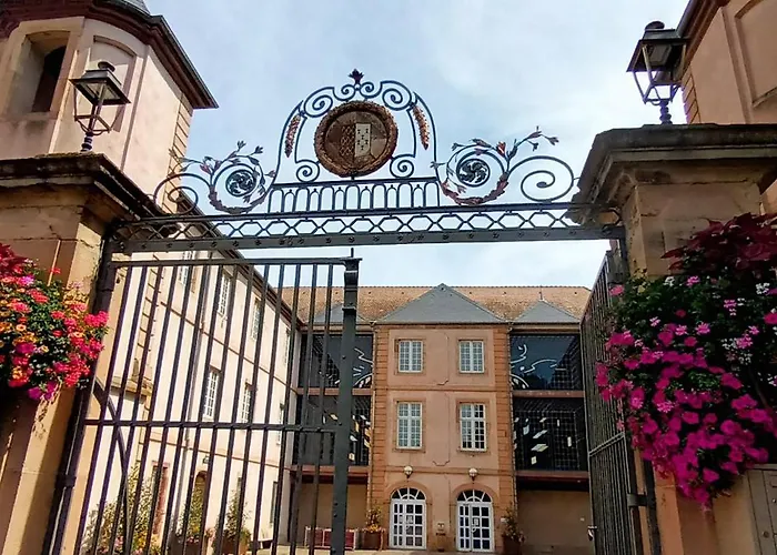 Au Jardin De La Maison Des Soeurs