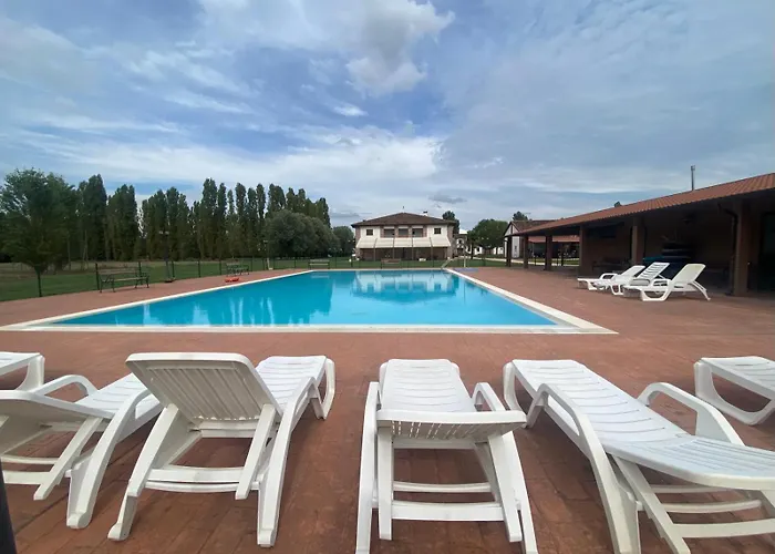 Agriturismo con piscina immerso nella natura La Bisa