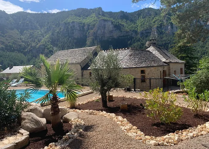 Chambre Romantique avec Bain Nordique extérieur privé Manoir Du Charme Gorges Du Tarn Causses Quezac 