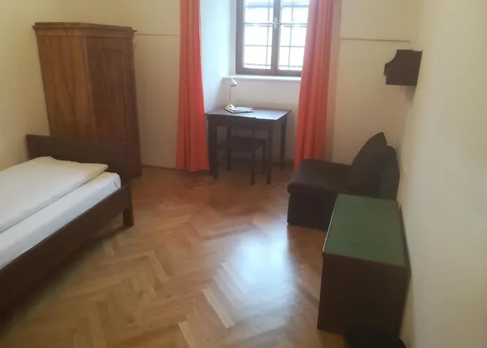 Gaestehaus Benediktinerstift Goettweig - Bed & Breakfast Monastery Furth bei Gottweig