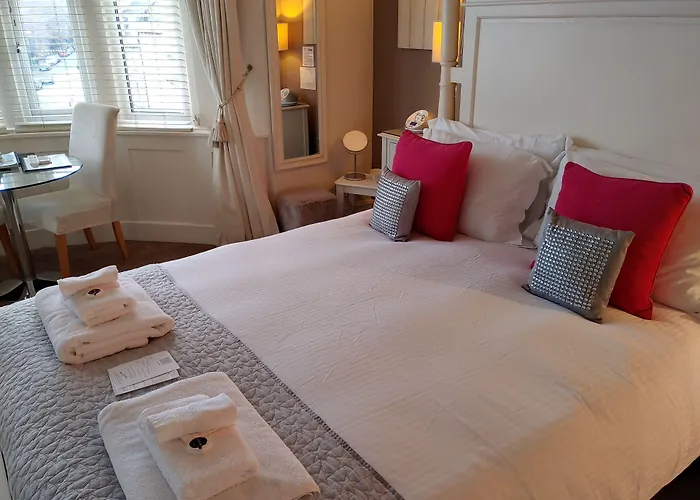 The Bath House Boutique B&B - In-Room Breakfast - Free Parking
