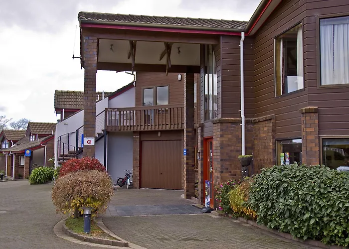 Cascades Lakefront Motel