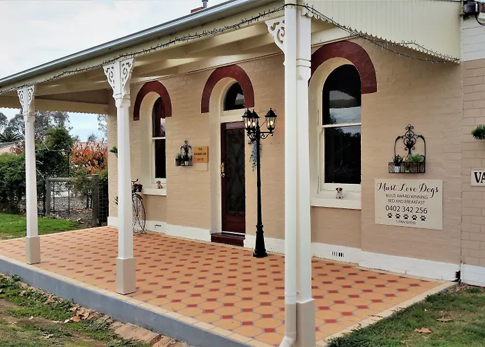 Must Love Dogs B&B & Self Contained Cottage