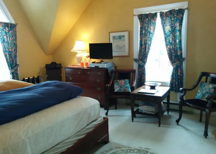 Fairmont House Bed & Breakfast Mahone Bay