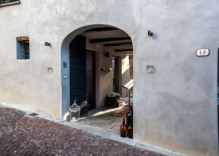 Uve Rooms & Wine Bar La Morra