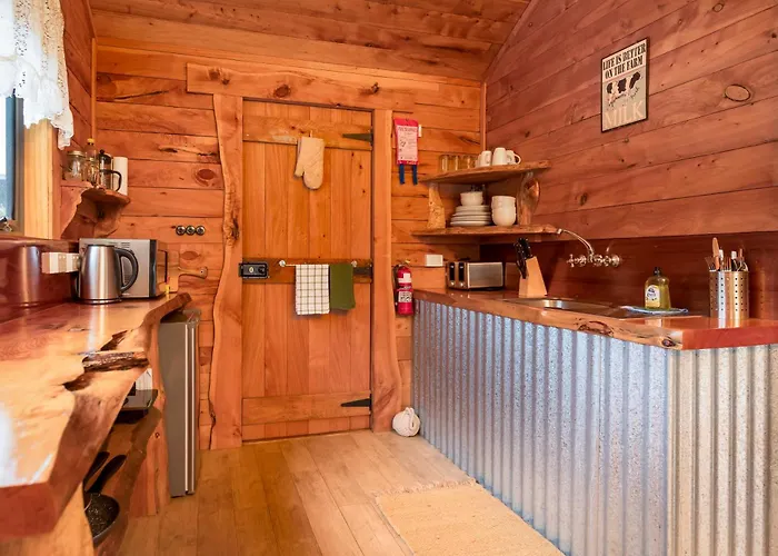 Rustic Hut Bush Retreat