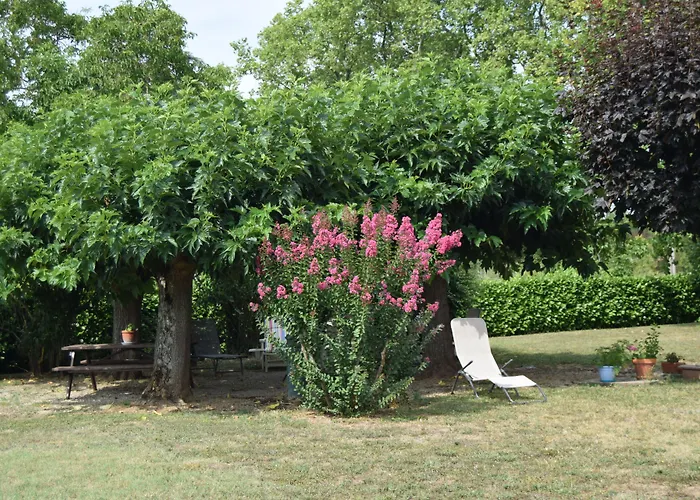Le Nid De L'Ecureuil Bed & Breakfast Brens 