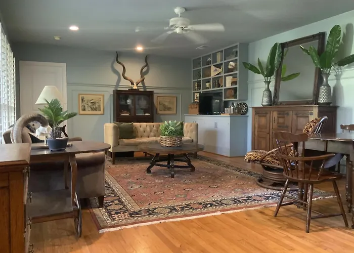 The Chaska House & Cottages Waxahachie