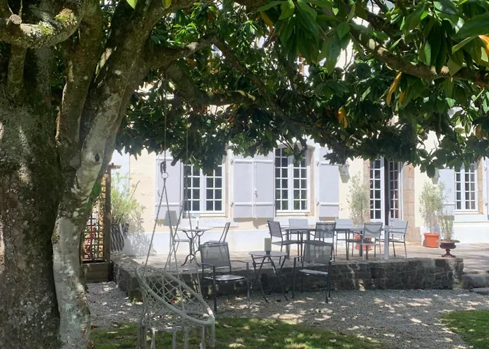 Manoir La Meffrais 1741- Parking Privé sur Place - B&B Élégant à 3 min de Dinan