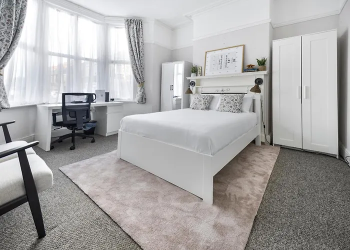 Cardiff City Guesthouse, Central Rooms, Fast Wi-Fi, On-Street Parking