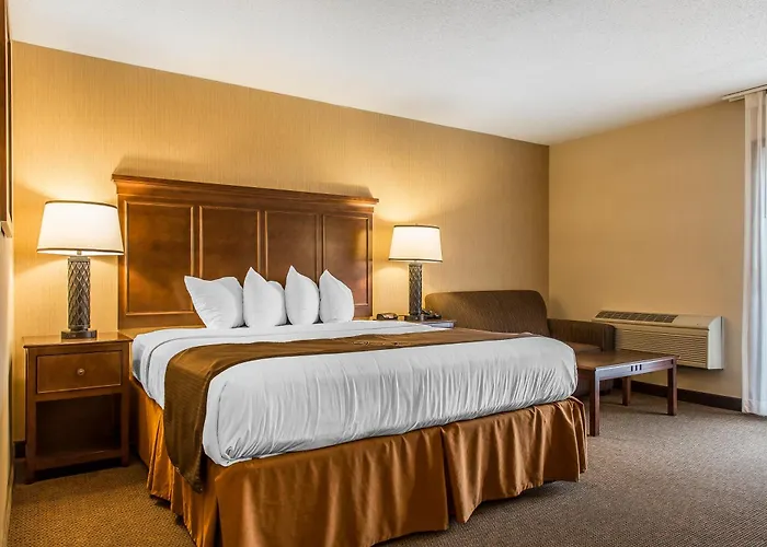 The Black Swan Lee - Lenox, An Ascend Collection Hotel