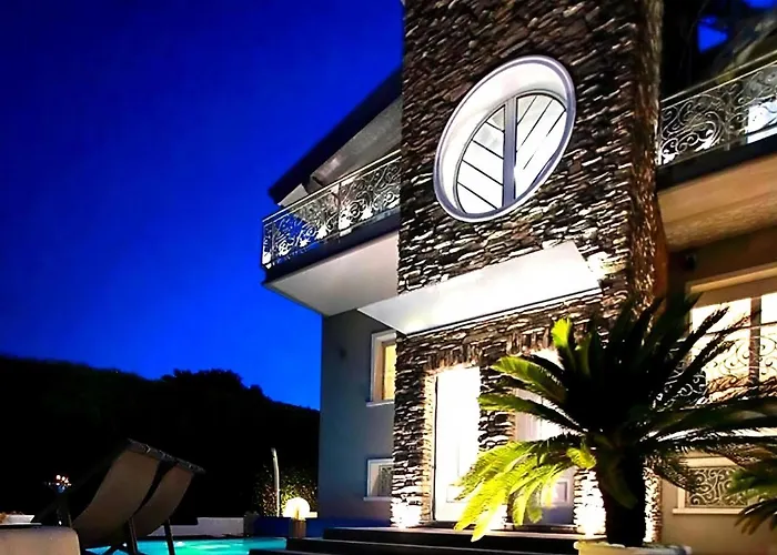 BELLAVISTA EXCLUSIVE B&B in zona centrale con piscina riscaldata-Jacuzzi vista lago LA COLAZIONE viene servita in una pasticceria rinomata ed esclusiva esterna alla struttura Desenzano del Garda