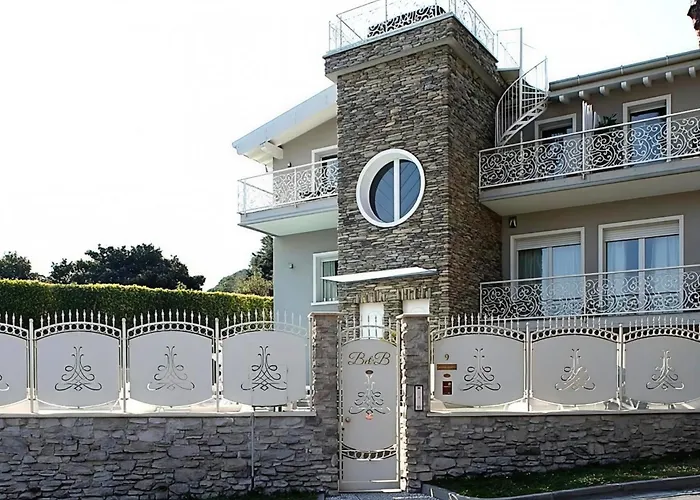 BELLAVISTA EXCLUSIVE B&B in zona centrale con piscina riscaldata-Jacuzzi vista lago LA COLAZIONE viene servita in una pasticceria rinomata ed esclusiva esterna alla struttura Desenzano del Garda