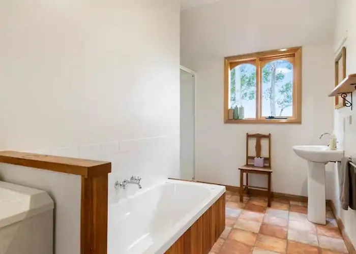 Wine Loft - Cosy Country Retreat With Ocean Views Bed & Breakfast Kettering