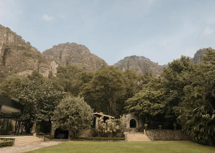 Bajo La Montaña